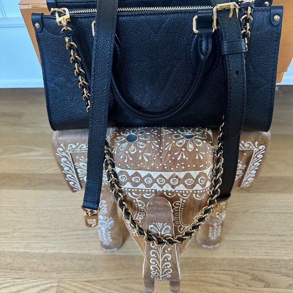 Louis Vuitton OnTheGo East West Black Embossed Leather Tote Bag - Picture 10 of 11